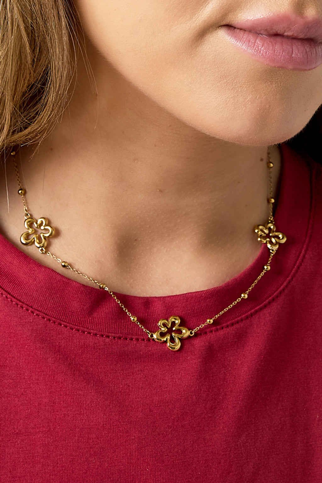 Necklace with coral-shaped flowers